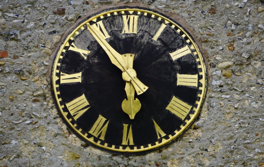 Comment fixer une horloge murale ?